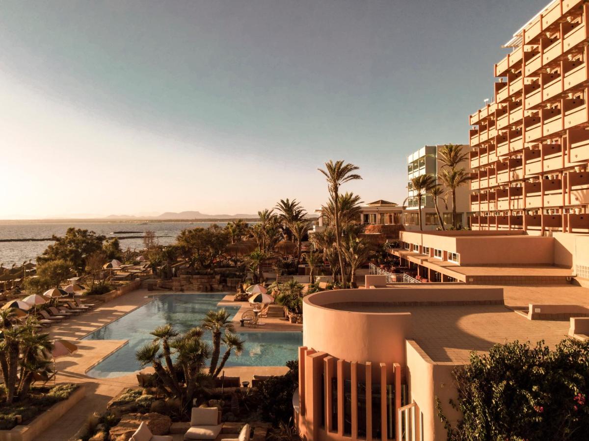 Una vista de un complejo turístico con piscina. en Bikini Island & Mountain Hotel Es Trenc -Adults only-, en Colonia de Sant Jordi