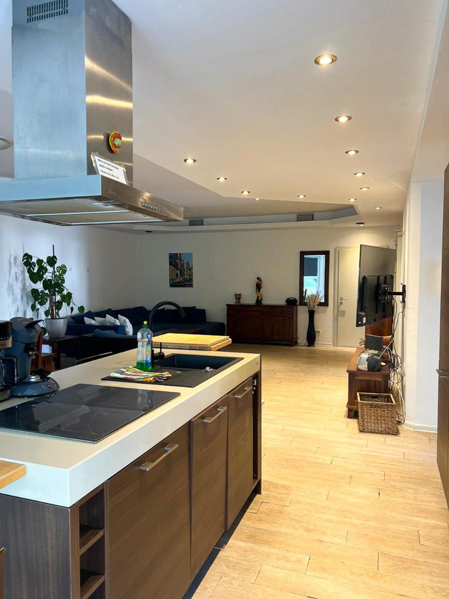 Große & voll ausgestattete Apartments, Studios, Doppelzimmer, Workspace, Parkplatz, Netflix, Prime & schnelles Wifi in ruhiger Lage mit Garten - Housity