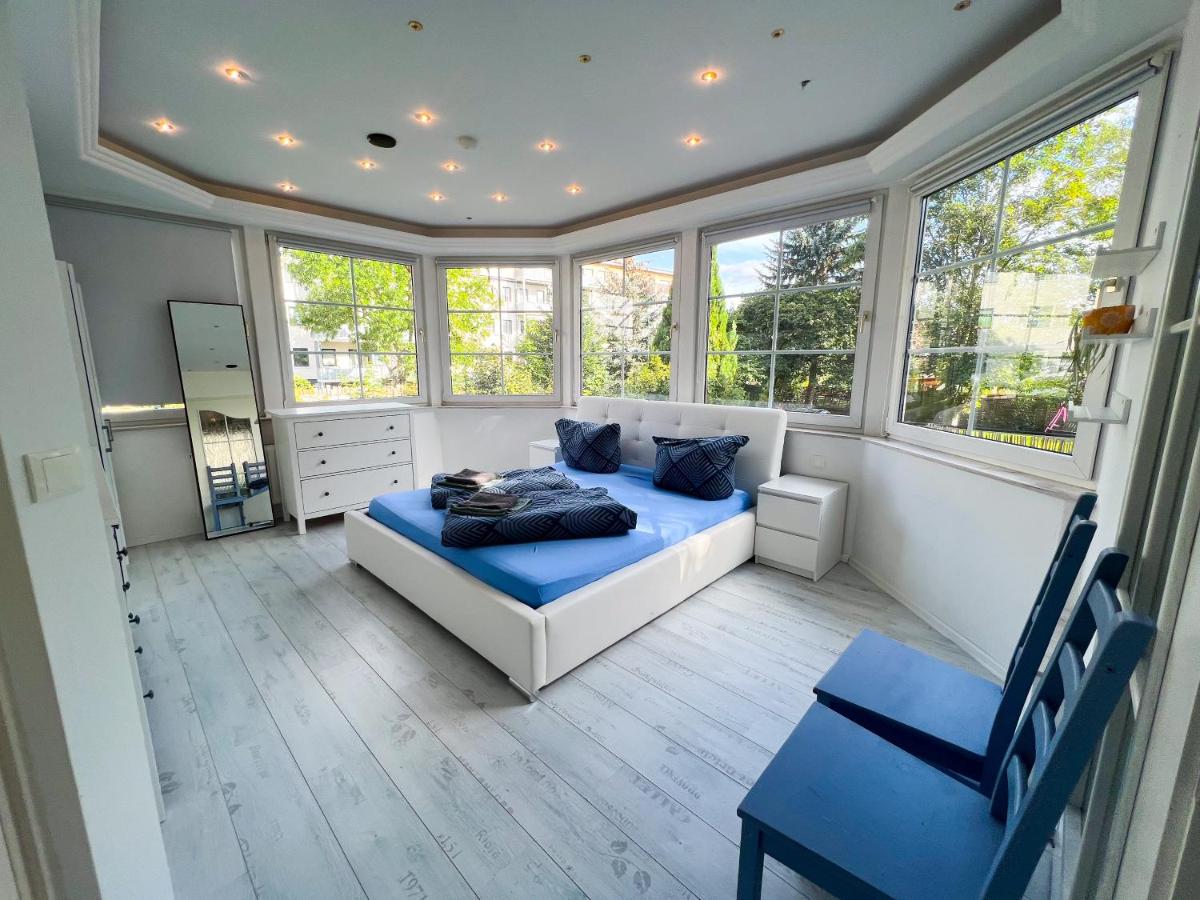 Große & voll ausgestattete Apartments, Studios, Doppelzimmer, Workspace, Parkplatz, Netflix, Prime & schnelles Wifi in ruhiger Lage mit Garten - Housity