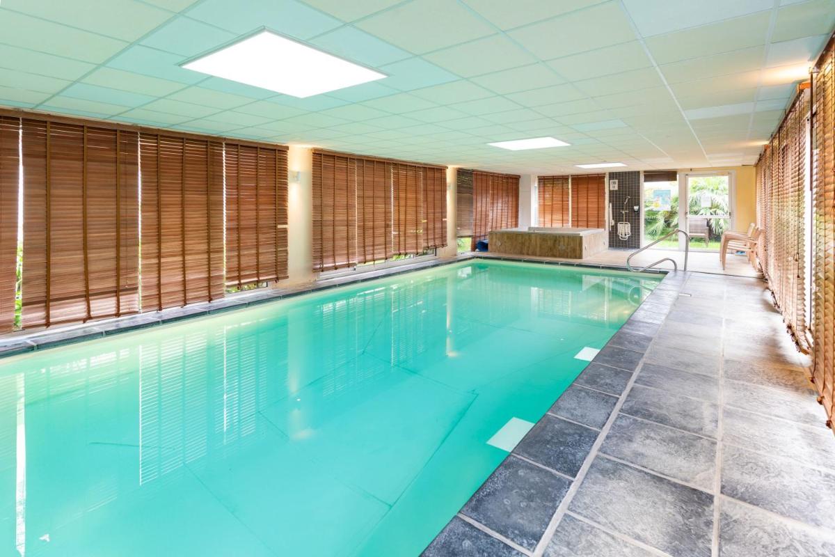 Piscine de l'établissement ibis Styles Morlaix ou située à proximité