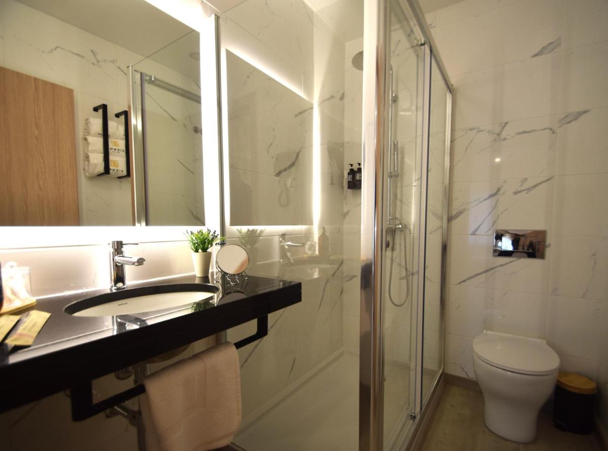 Uma casa de banho em SIENNA Hotel