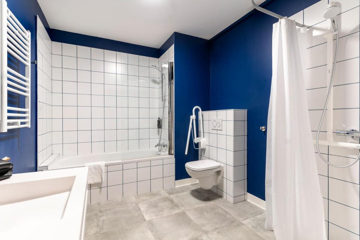 Salle de bains dans l'établissement ibis Styles Morlaix