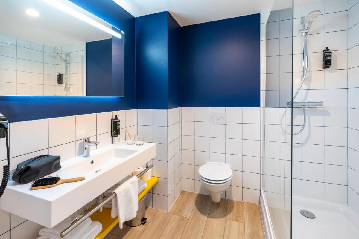 Salle de bains dans l'établissement ibis Styles Morlaix