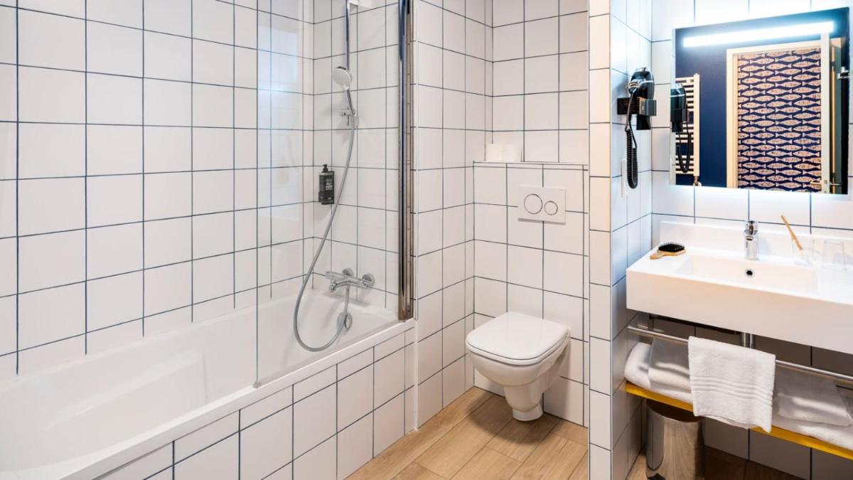 Salle de bains dans l'établissement ibis Styles Morlaix