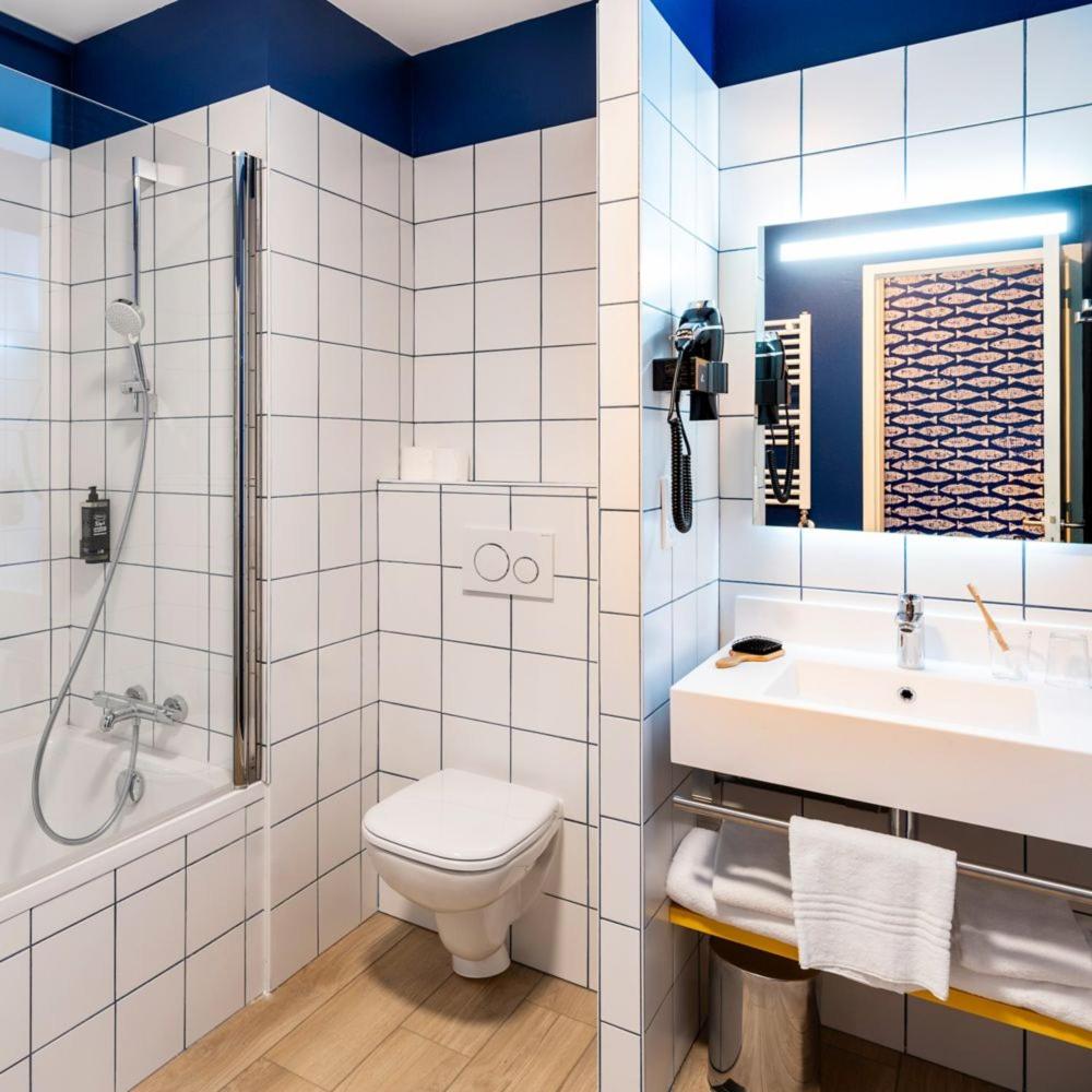 Salle de bains dans l'établissement ibis Styles Morlaix