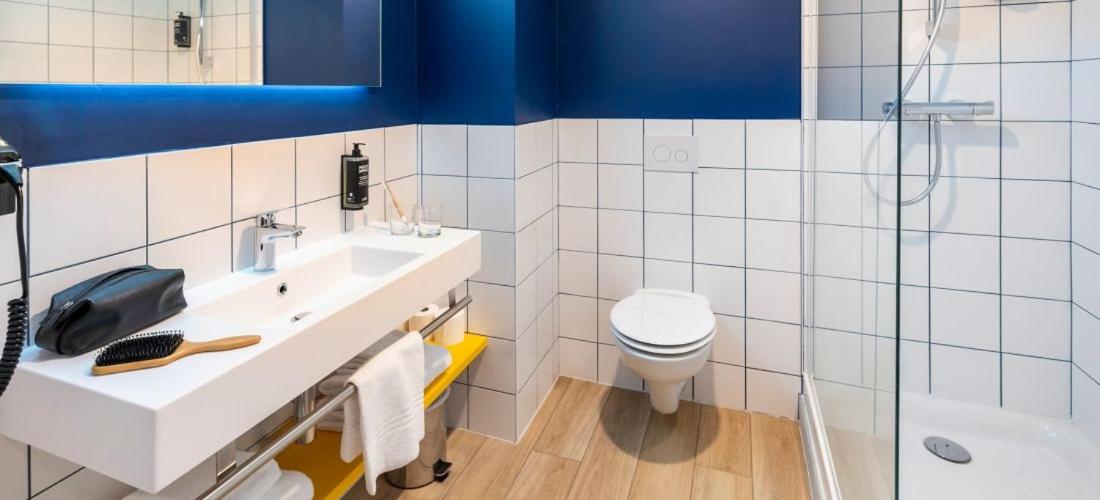 Salle de bains dans l'établissement ibis Styles Morlaix