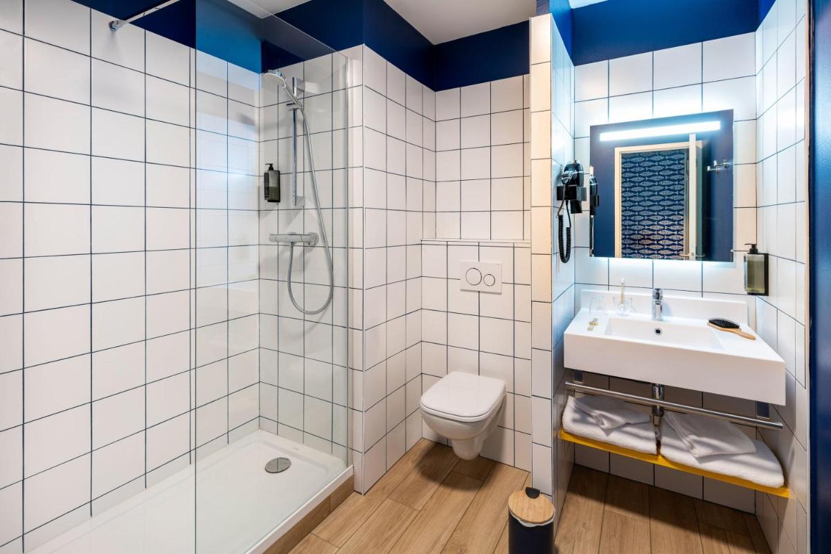 Salle de bains dans l'établissement ibis Styles Morlaix