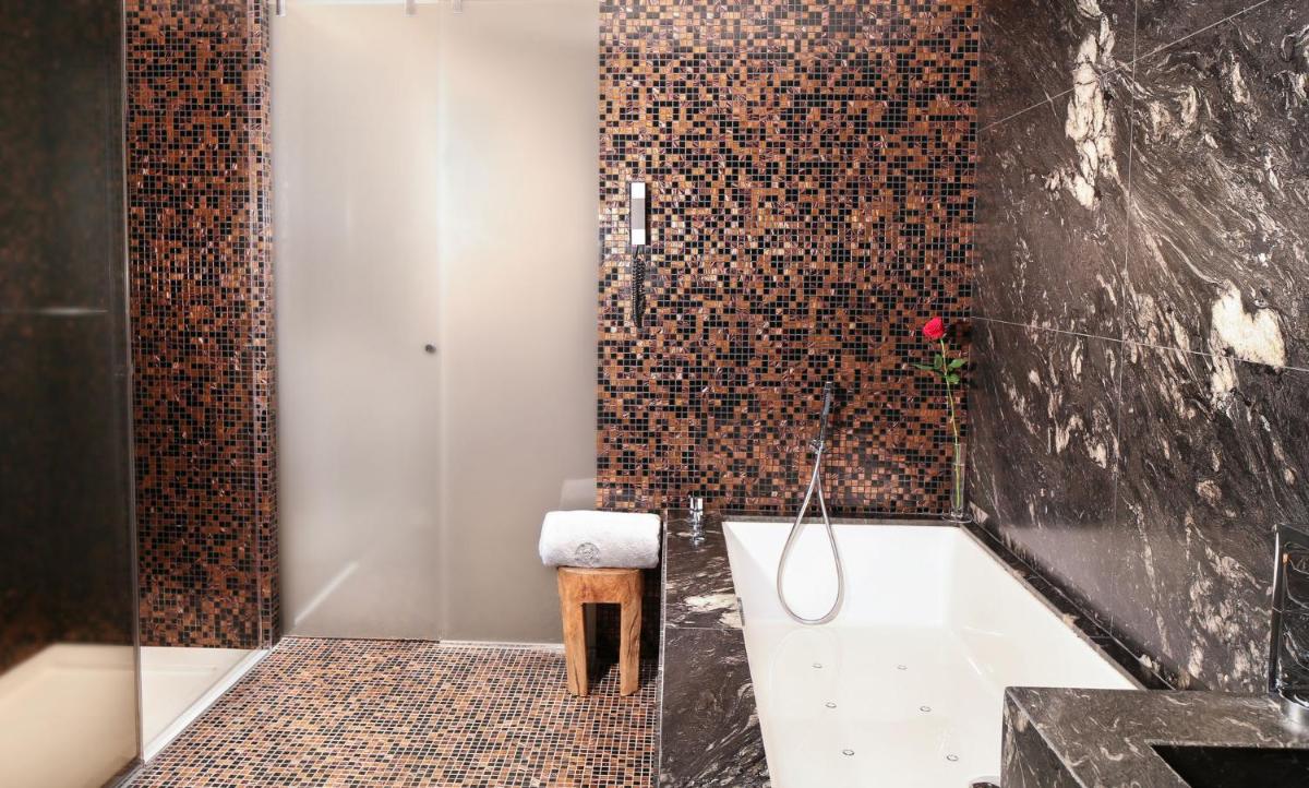 Un baño de Claris Hotel & Spa GL, a Small Luxury Hotel of the World
