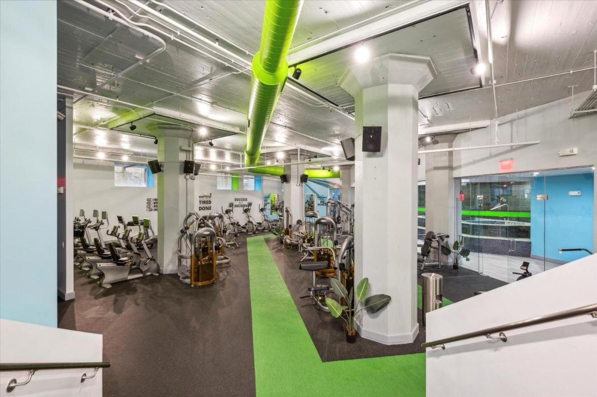 Sleeps 6! 2 Bedrm, Gym, Close to Major Attractions - Housity