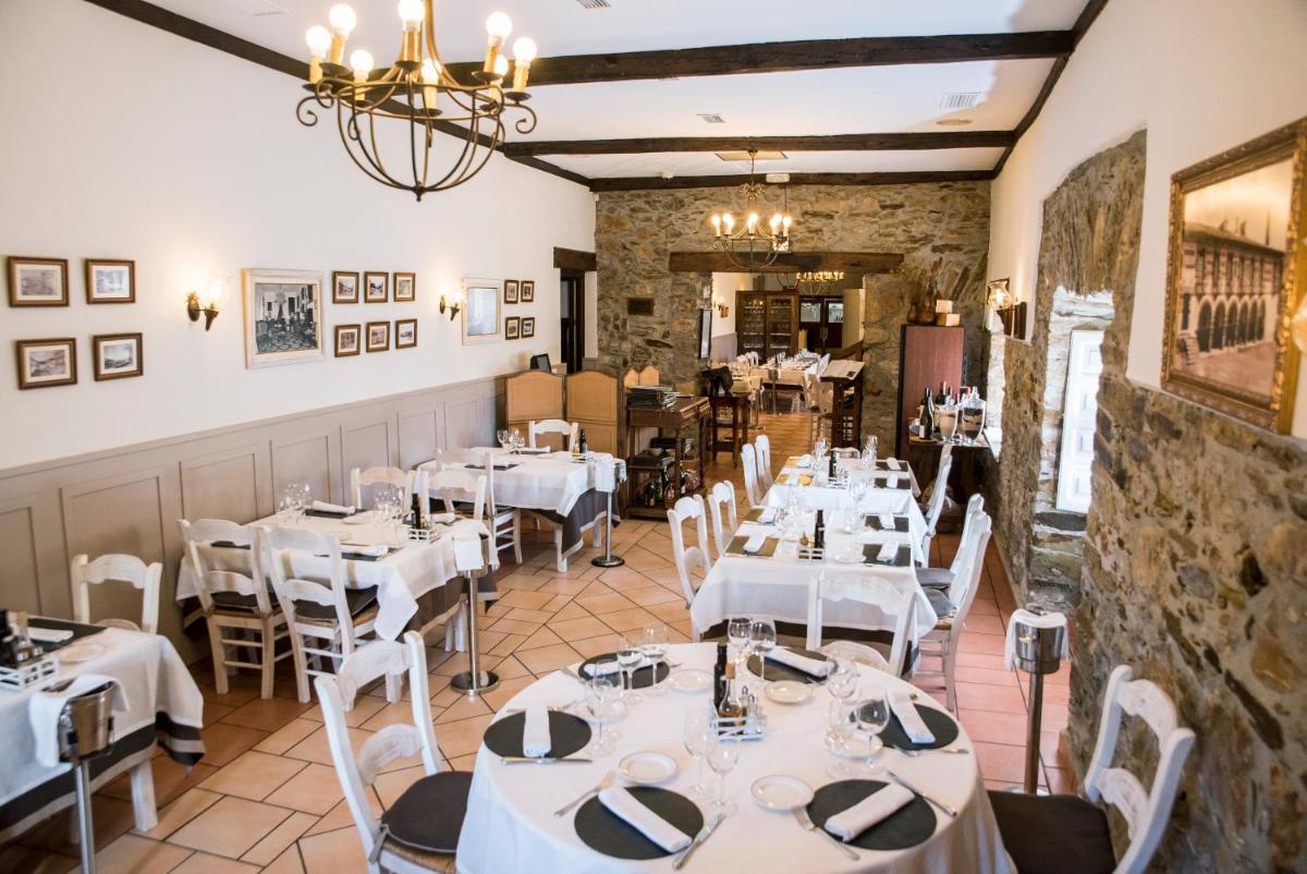 Un restaurante o sitio para comer en Hotel Monumento Pazo do Castro