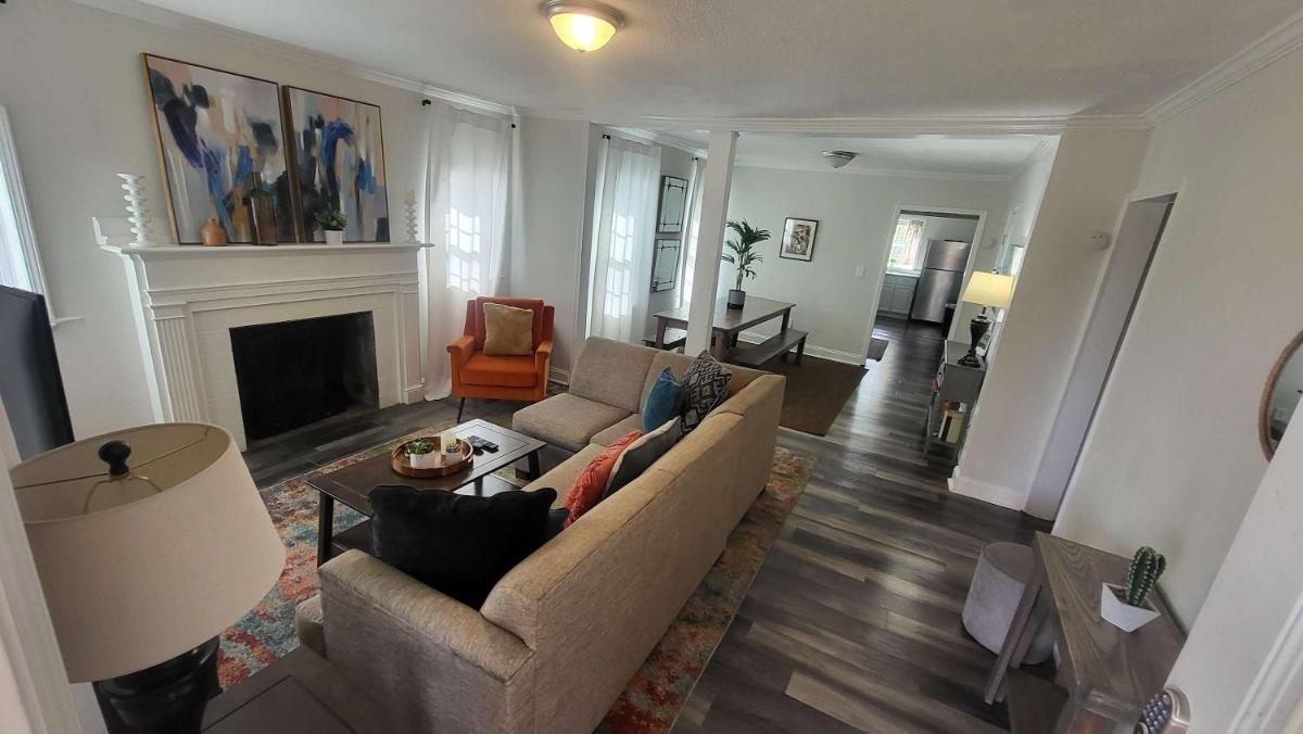 Large Renovated Cottage on East Lake Park - Housity