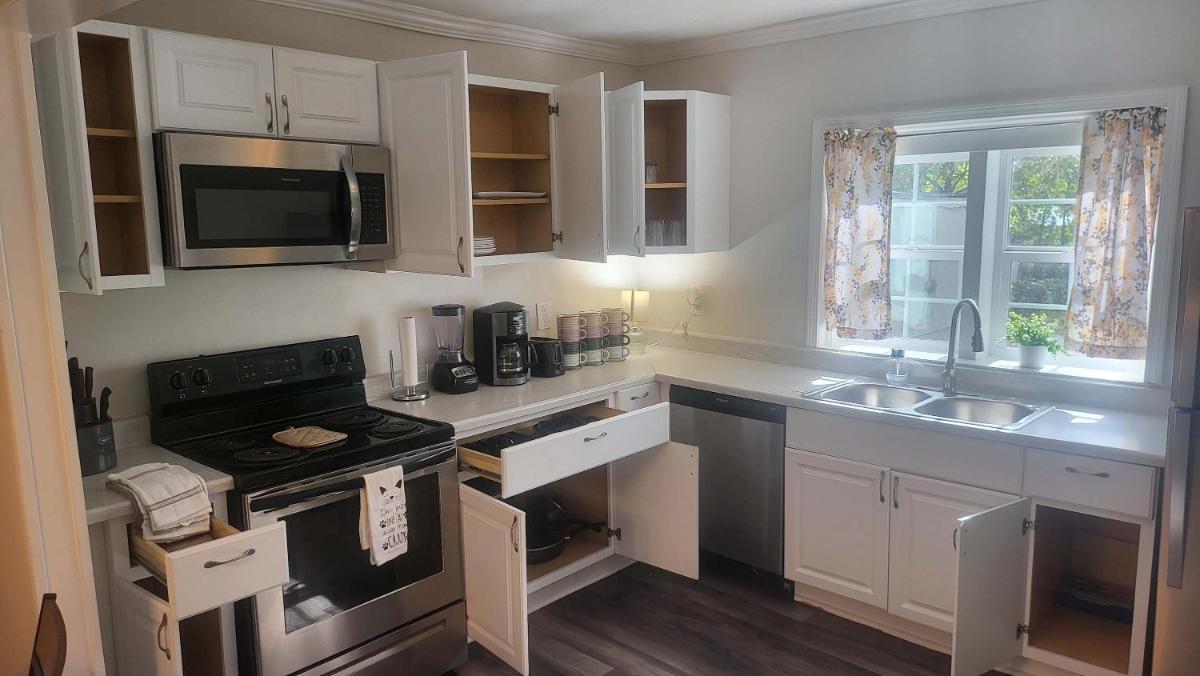 Large Renovated Cottage on East Lake Park - Housity
