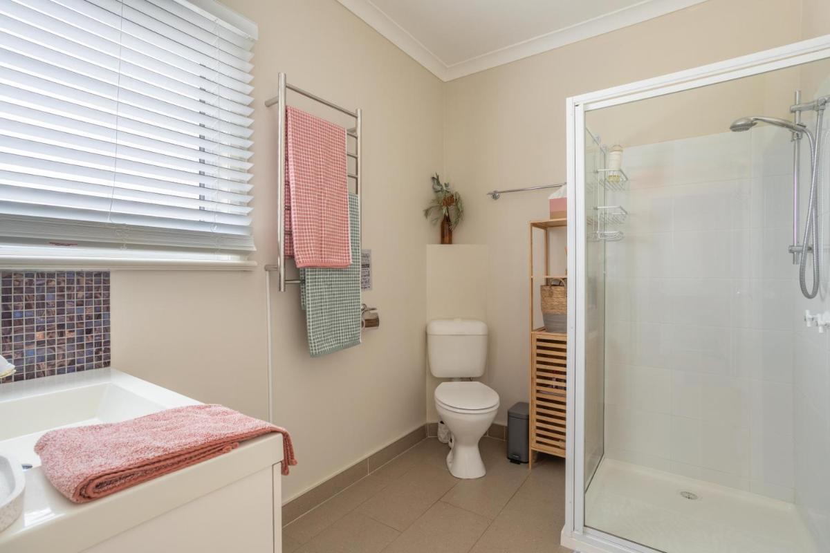 Pebbleton, Retro Riverside Cottage, Tamar Valley - Housity
