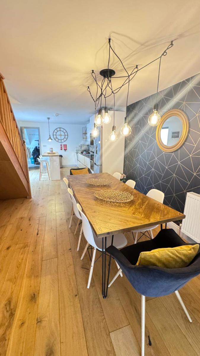 Tregenna House - St Ives, A Beautiful Newly Refurbished 4 Bedroom Family Town House With Alfresco Dining Garden and Private Parking Spaces - Housity