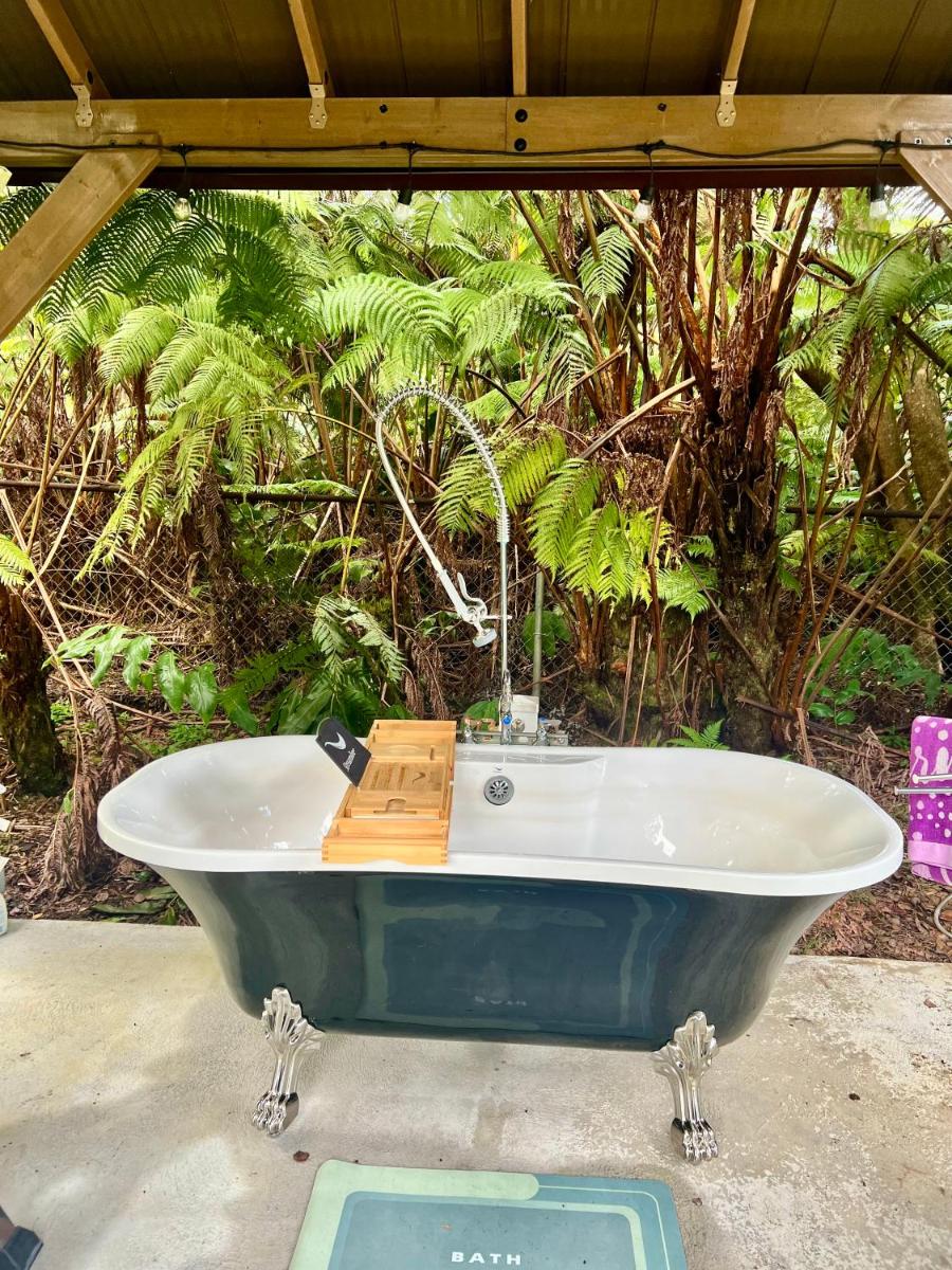 Romantic Retreat, Relax at Hot-tub, Indoor & Outdoor shower, firepit, 5 min to Hawaii Volcano park - Housity