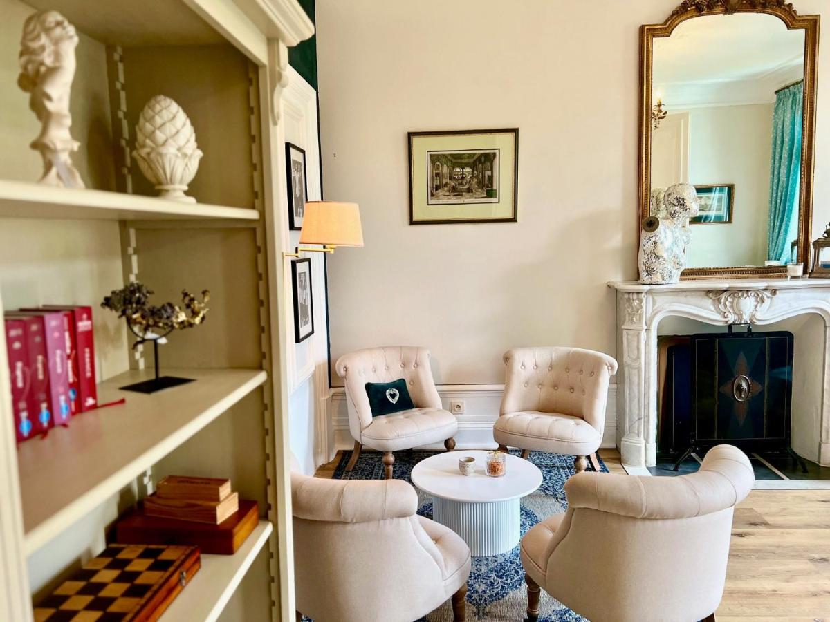 Coin salon dans l'établissement Château Hôtel Edward 1er