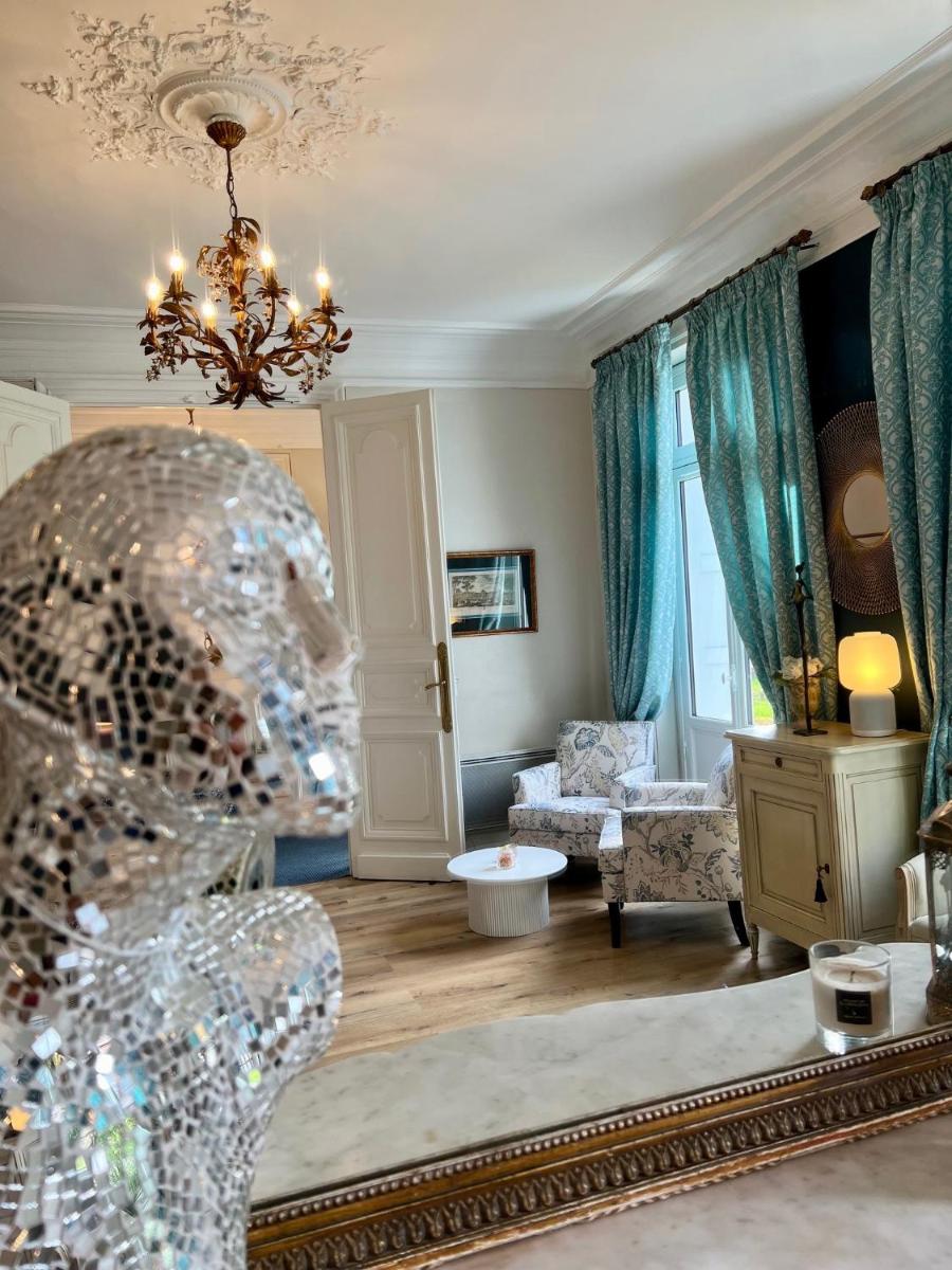 Coin salon dans l'établissement Château Hôtel Edward 1er