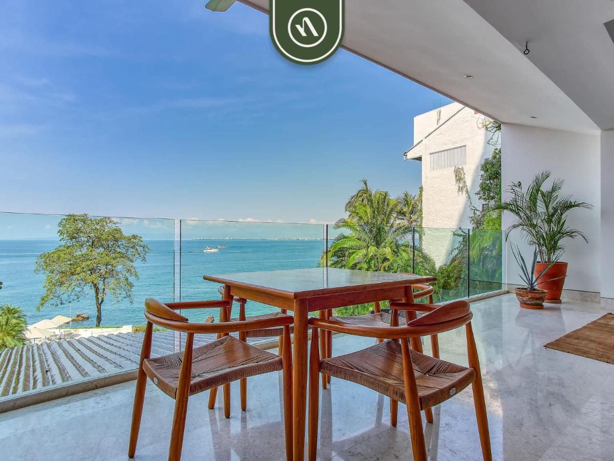 Luxury 3 BR Condo - Beachfront - Multiple Pools - Housity
