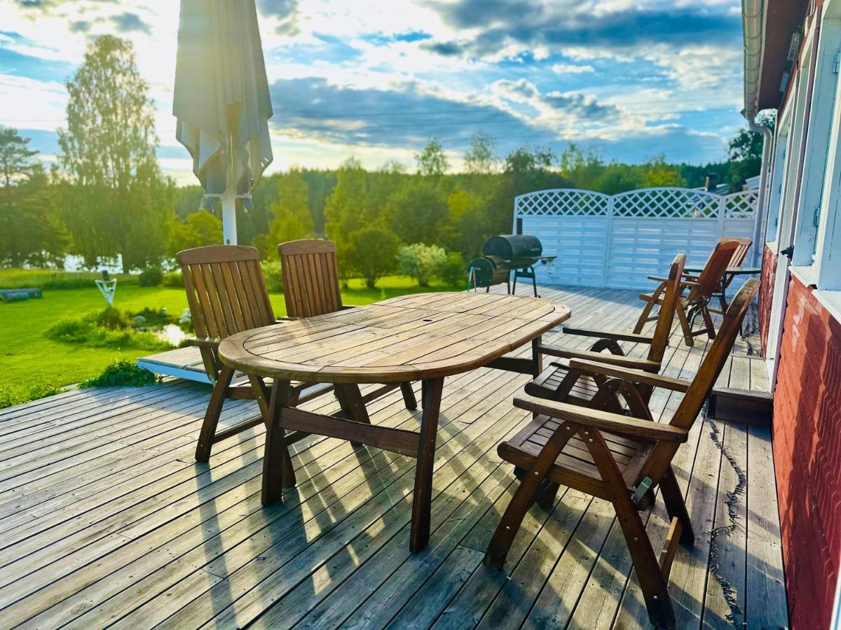 Sjöutsikt, Röd trästuga med traditionellt yttre Skandinavisk, modernt inre och alla bekvämligheter, Sol hela dagen på stora altanen, Tryggt, Vinterbonat, Fiske, Båt - Housity