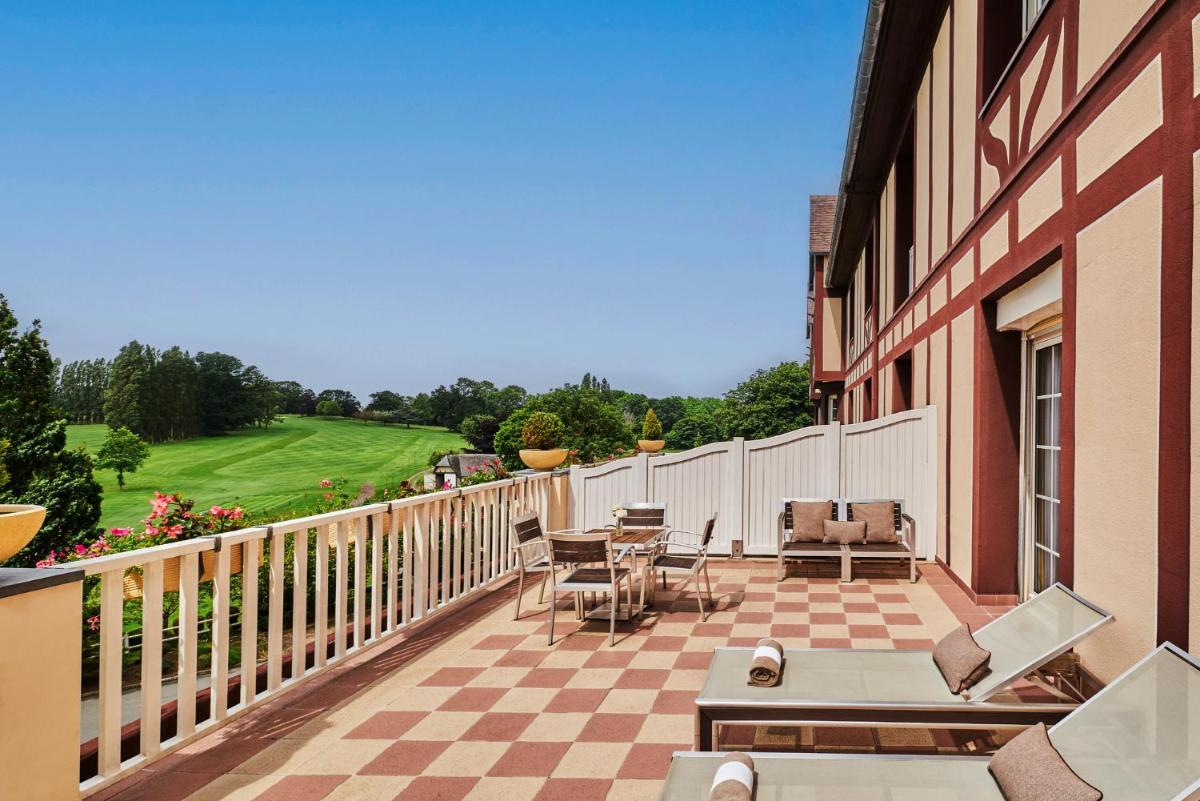 Balcon ou terrasse dans l'établissement Hôtel Barrière L'Hôtel du Golf