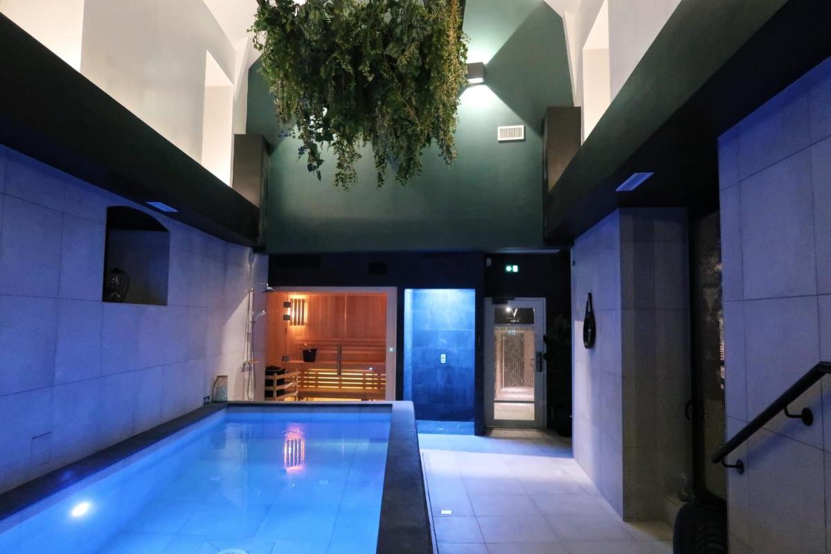 Piscine de l'établissement Brit Hotel Les Voyageurs ou située à proximité