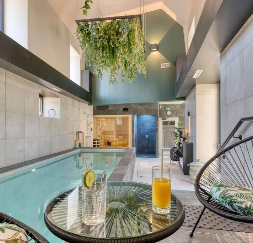 Piscine de l'établissement Brit Hotel Les Voyageurs ou située à proximité