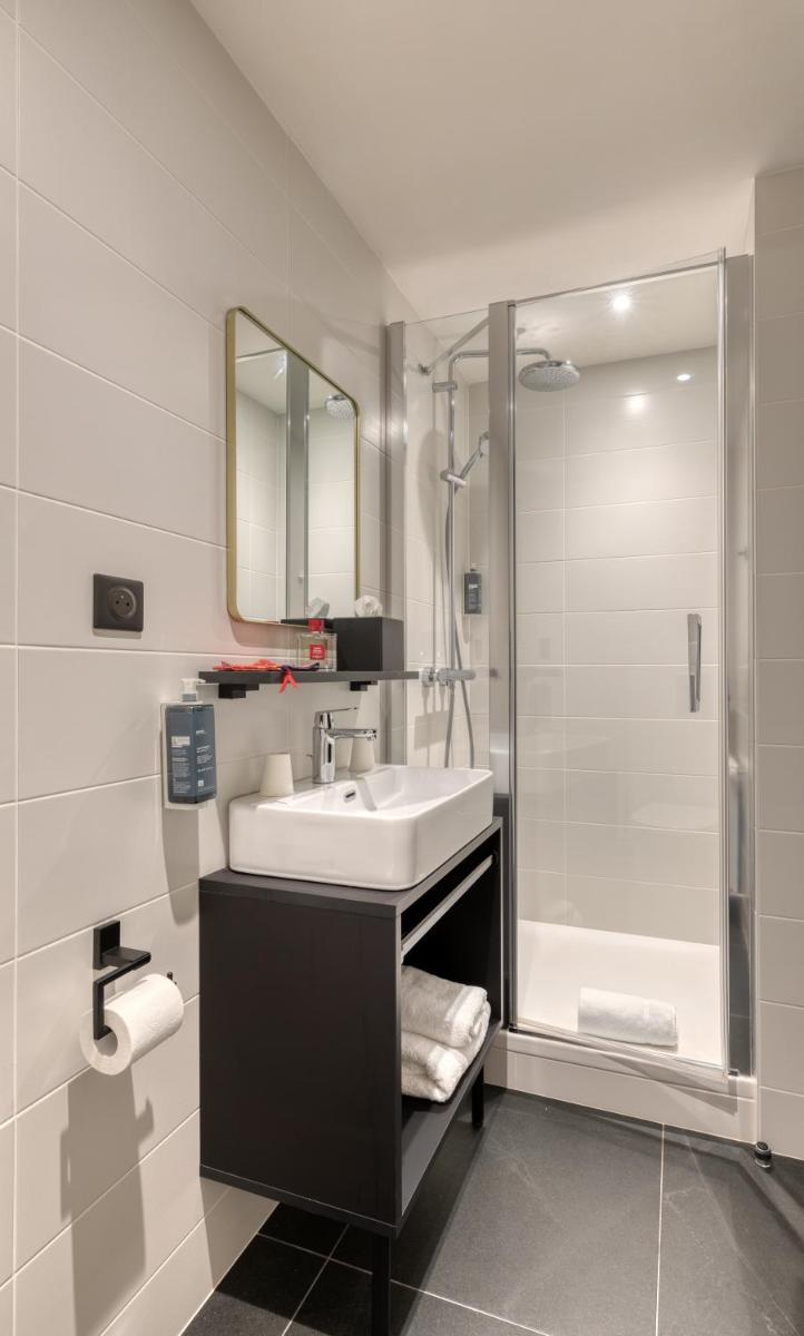 Salle de bains dans l'établissement Brit Hotel Les Voyageurs