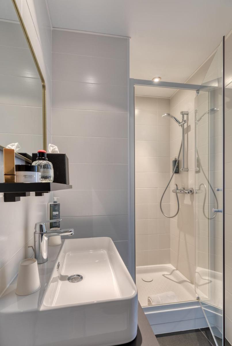 Salle de bains dans l'établissement Brit Hotel Les Voyageurs