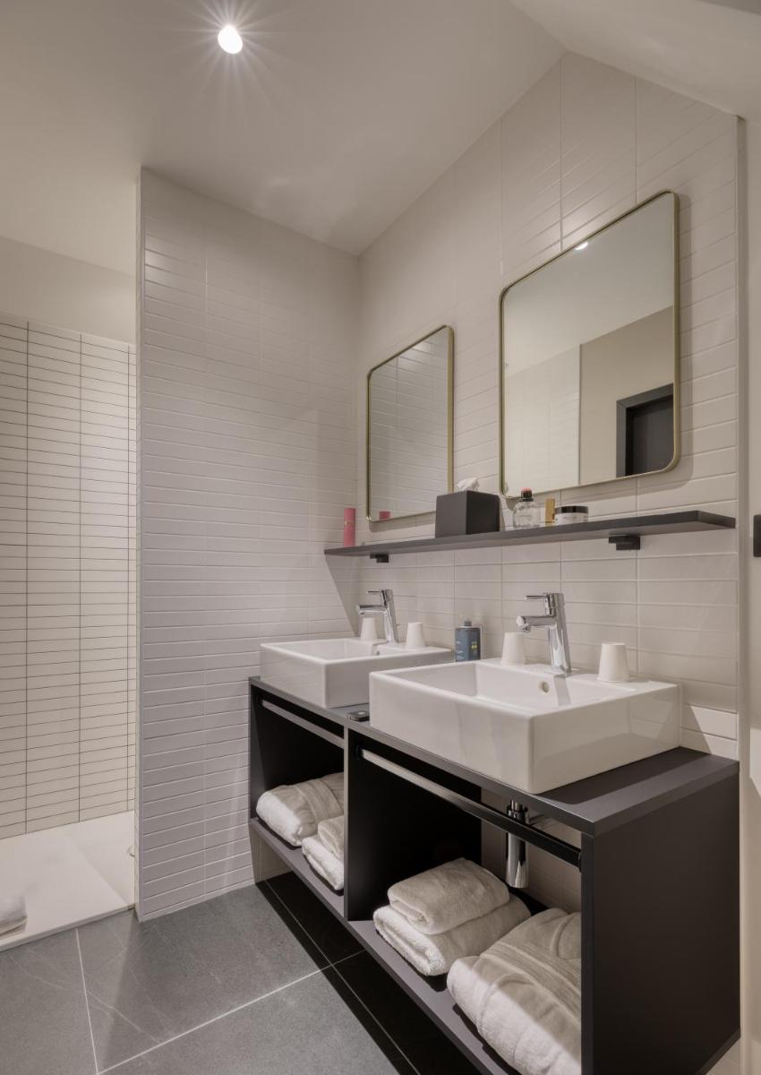 Salle de bains dans l'établissement Brit Hotel Les Voyageurs