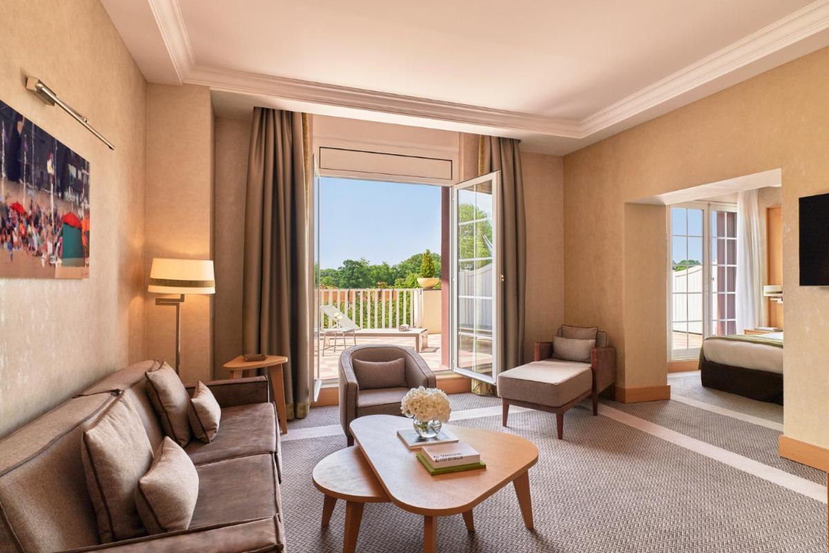 Coin salon dans l'établissement Hôtel Barrière L'Hôtel du Golf