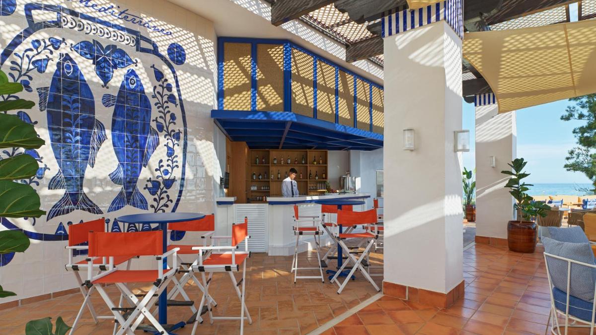 Un restaurante o sitio para comer en H10 Estepona Palace