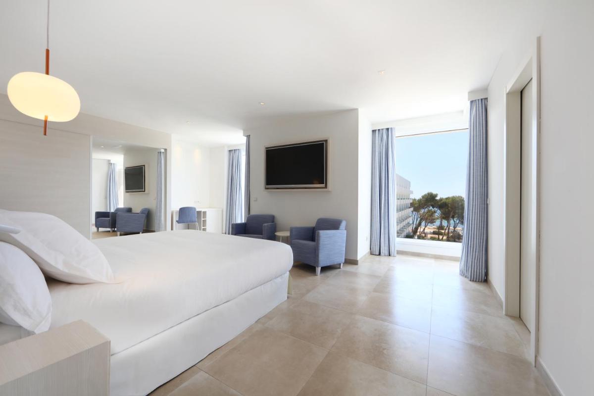 Cama o camas de una habitación en Iberostar Selection Santa Eulalia Adults-Only Ibiza