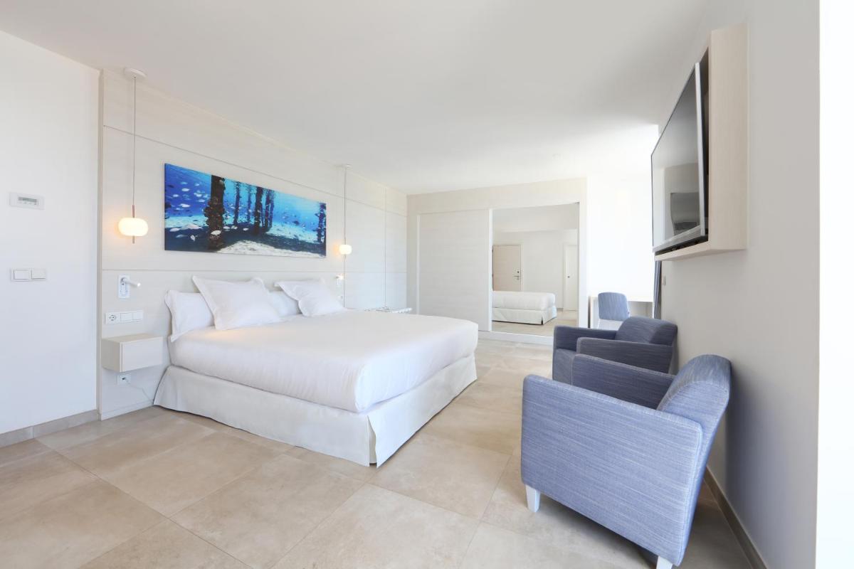Cama o camas de una habitación en Iberostar Selection Santa Eulalia Adults-Only Ibiza