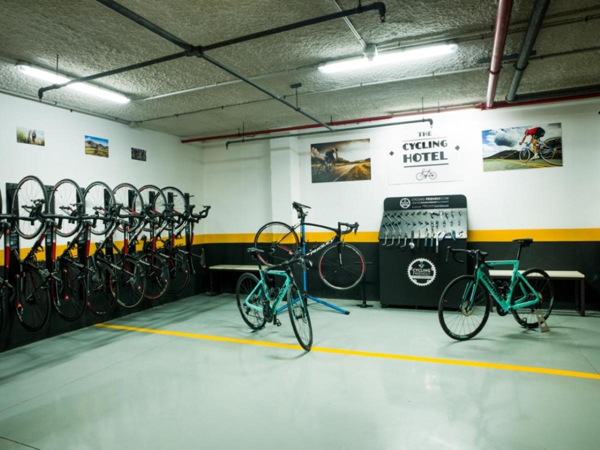 Montar en bicicleta en H10 Estepona Palace o alrededores