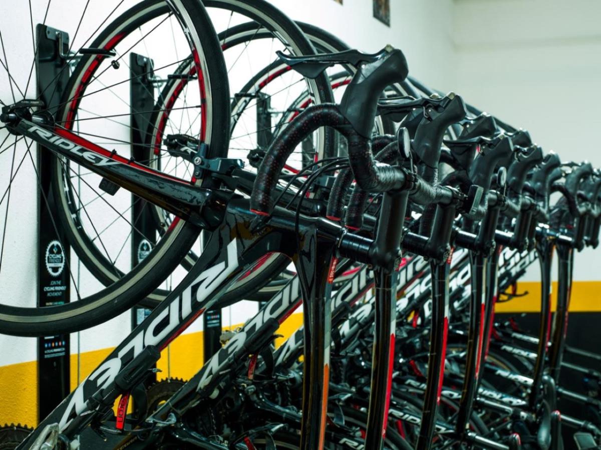 Montar en bicicleta en H10 Estepona Palace o alrededores