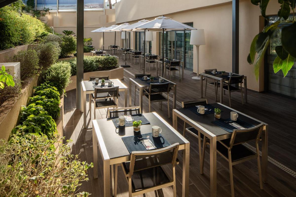Un restaurante o sitio para comer en Exe Estepona Thalasso & Spa- Adults Only