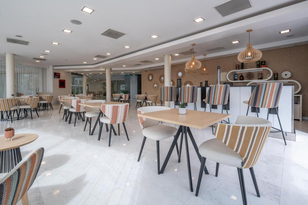 Un restaurante o sitio para comer en Exe Estepona Thalasso & Spa- Adults Only