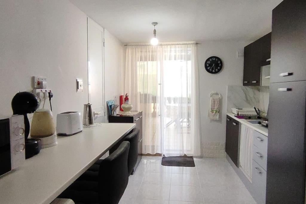 St Julian's Twin Room In A Private House - Housity
