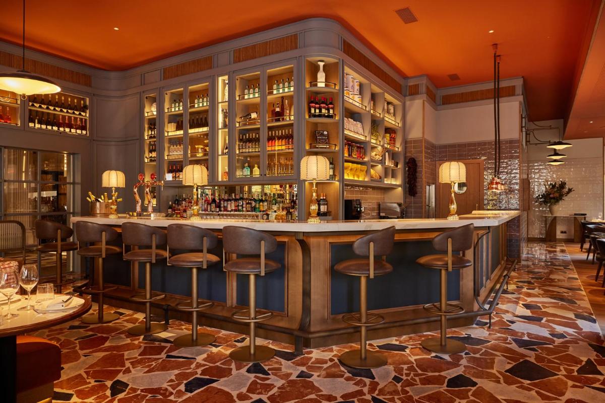 El salón o zona de bar de Grand Hotel Central, Small Luxury Hotels