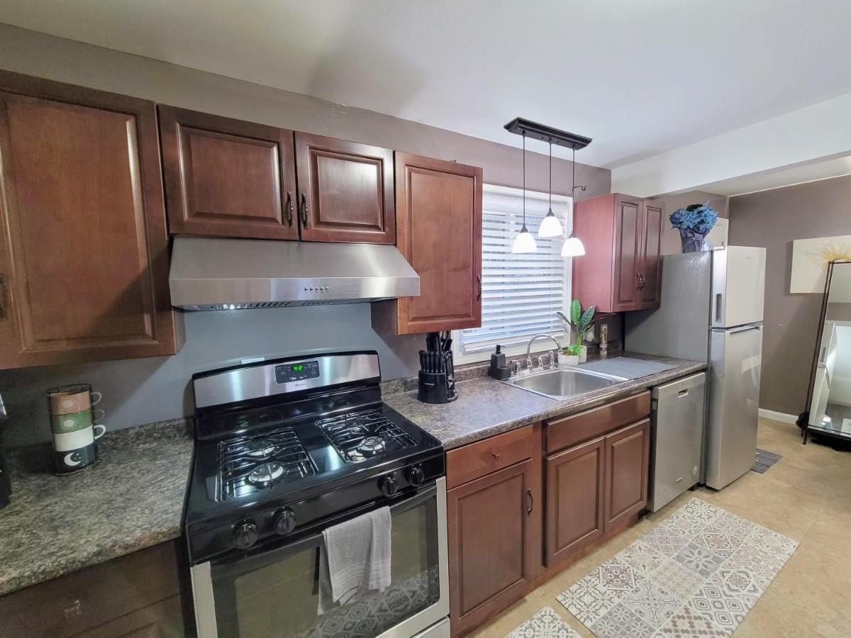 Nice house with private parking, king bed fenced yard - Housity