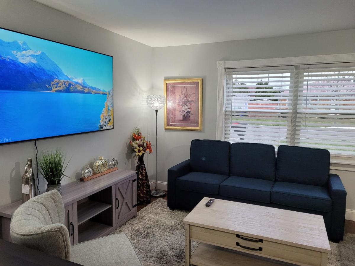 Nice house with private parking, king bed fenced yard - Housity