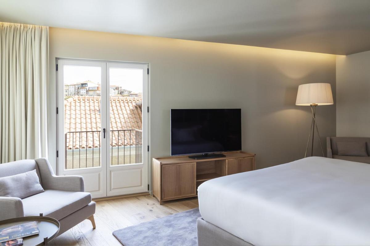 Uma televisão e/ou sistema de entretenimento em Casa da Companhia Hotel & Spa, Vignette Collection by IHG