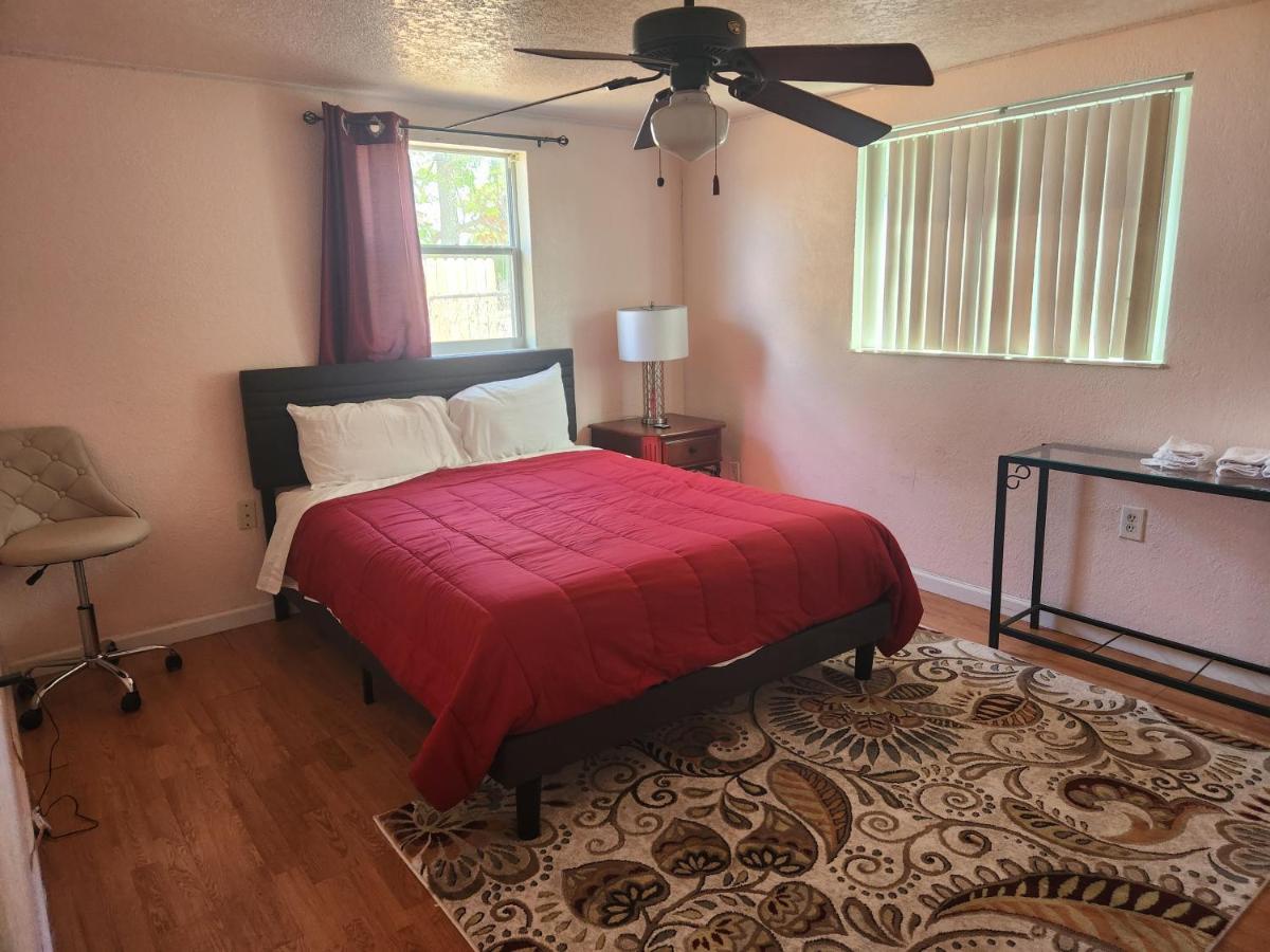 Spacious cozy 3 bedroom waterfront house at port Richey - Housity