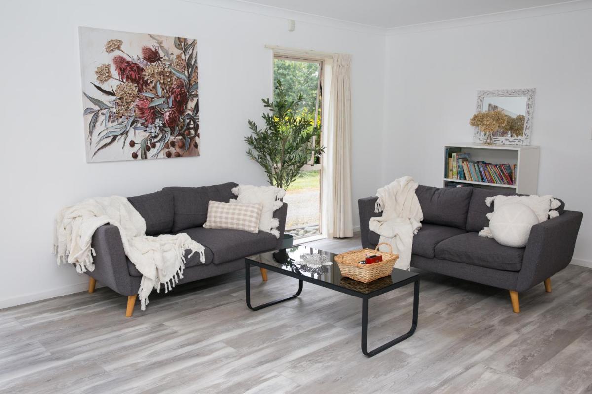 2 Bedrooms with Garage right on Te Awa River Bike Trail - Housity
