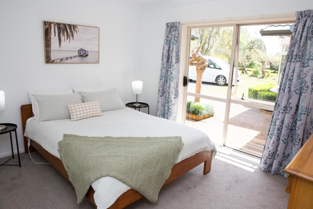 2 Bedrooms with Garage right on Te Awa River Bike Trail - Housity