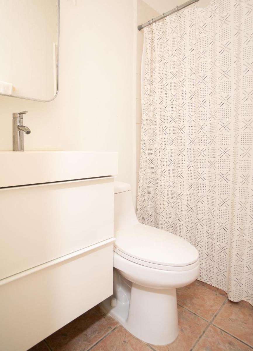 Lazy Parrot Inn - Housity