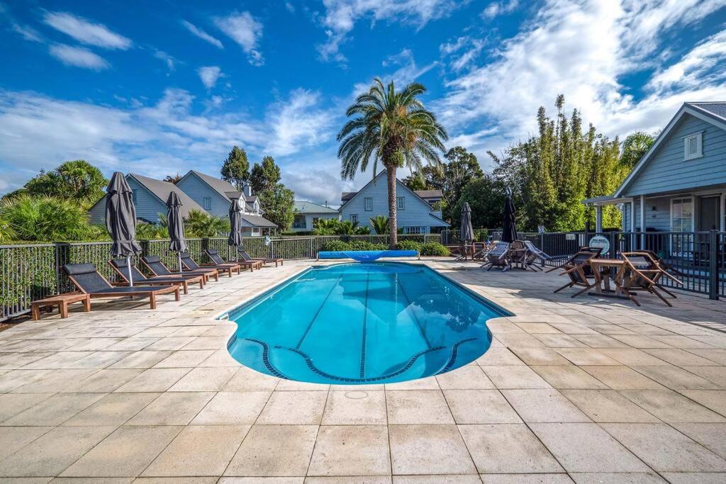 Beach Cottage Russell - Pool, Spa, Location - Housity