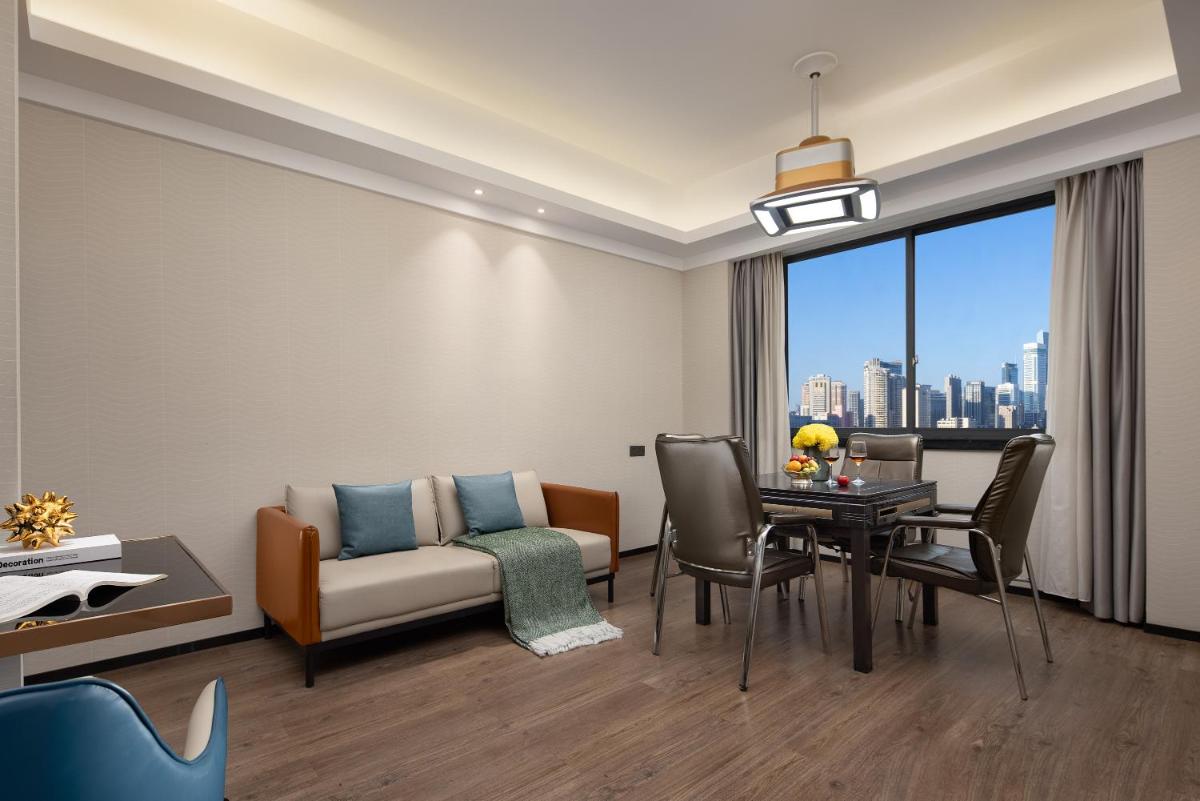 Anya Hotel -Next to Jiefang West Bar Street 2 minutes to the subway station free coffee free laundry free gym, huge windows - Housity