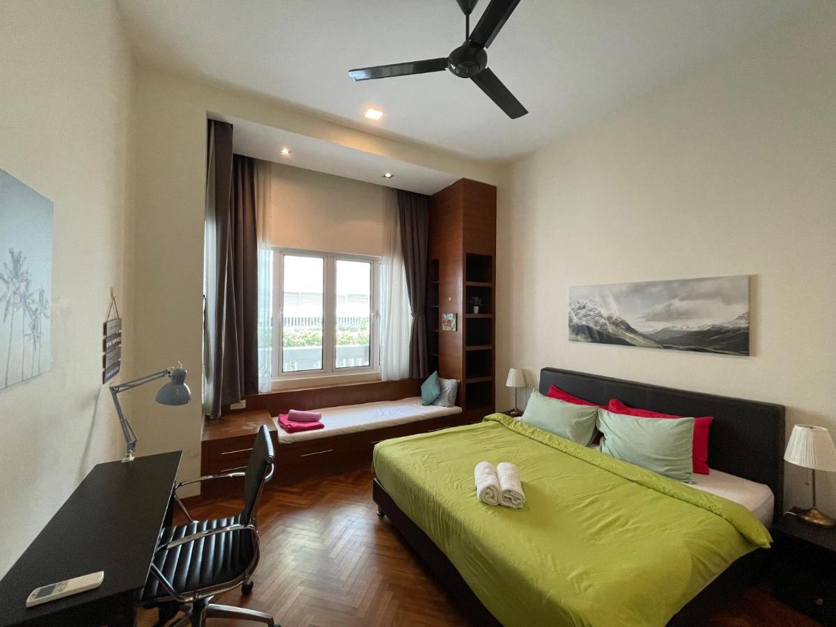 Straits Quay Marina Suites Penang By AuroraHomes - Housity