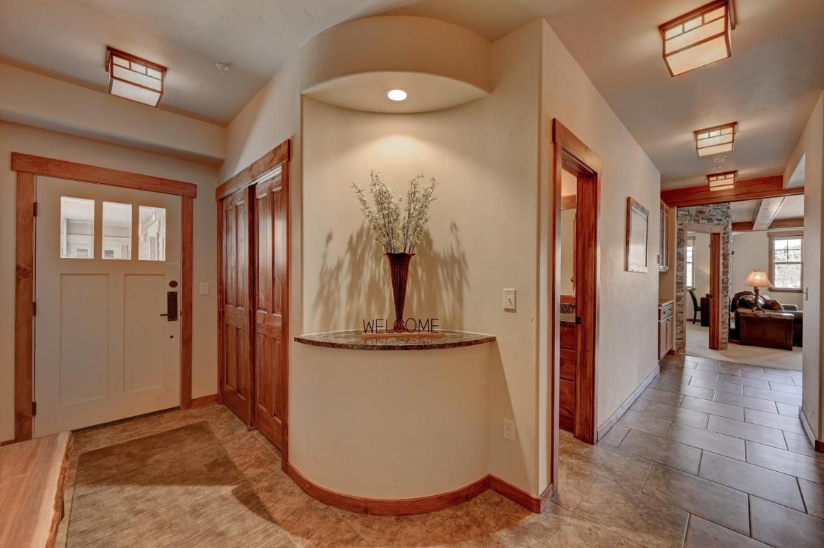Cozens Pointe I-101 condo - Housity